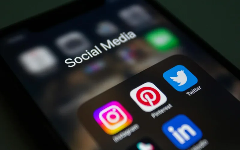 Algorithmes de recommandation et visibilité des marques